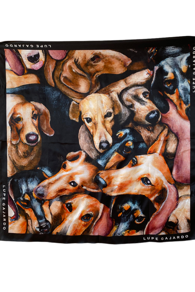 Full view of the Pañuelo Dachs, a luxurious silk scarf by Lupe Gajardo featuring a realistic Dachshunds illustration. Pañuelo Dachs de Lupe Gajardo en seda natural con ilustración de perros Dachshunds, vista completa.