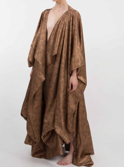 loose fitting long brown coat in light fabric. Sustainability: Zero-waste. 